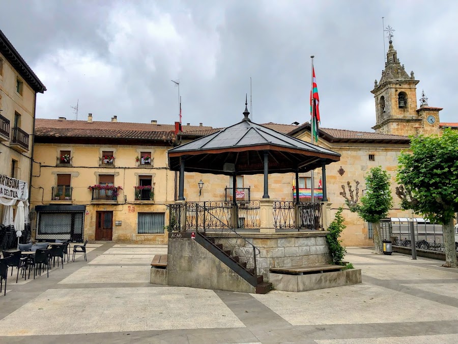 Herriko Enparantza/Plaza del pueblo